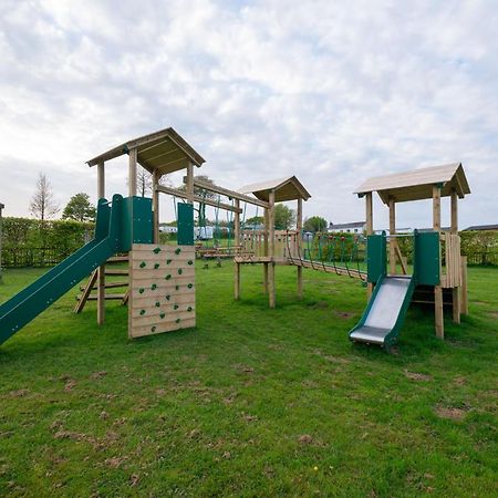 Beautiful Willow Lodge 67-4-6 Persons-Private Hot Tub-Pet Friendly-Tranquil Holiday Away From It All Yet Not Far To St Austell-The Holiday Home Has Two Bedrooms, Living & Dining Area, Equipped Kitchen -Decking-Al Fresco Dining-Fishing Lakes-Pet FrienGrampound エクステリア 写真
