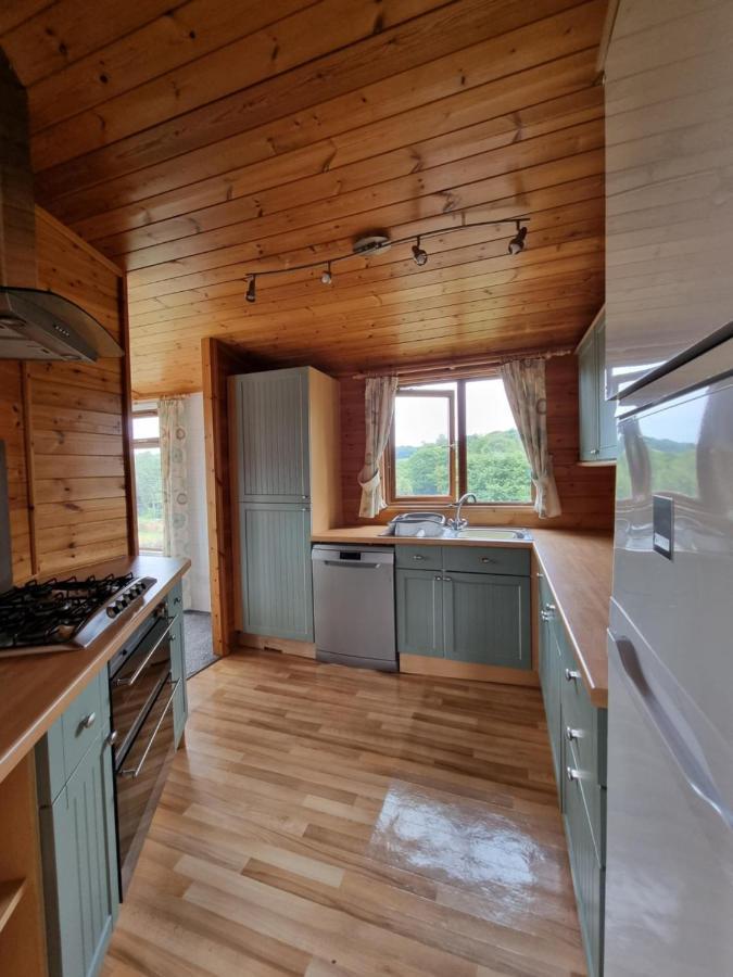 Beautiful Willow Lodge 67-4-6 Persons-Private Hot Tub-Pet Friendly-Tranquil Holiday Away From It All Yet Not Far To St Austell-The Holiday Home Has Two Bedrooms, Living & Dining Area, Equipped Kitchen -Decking-Al Fresco Dining-Fishing Lakes-Pet FrienGrampound エクステリア 写真