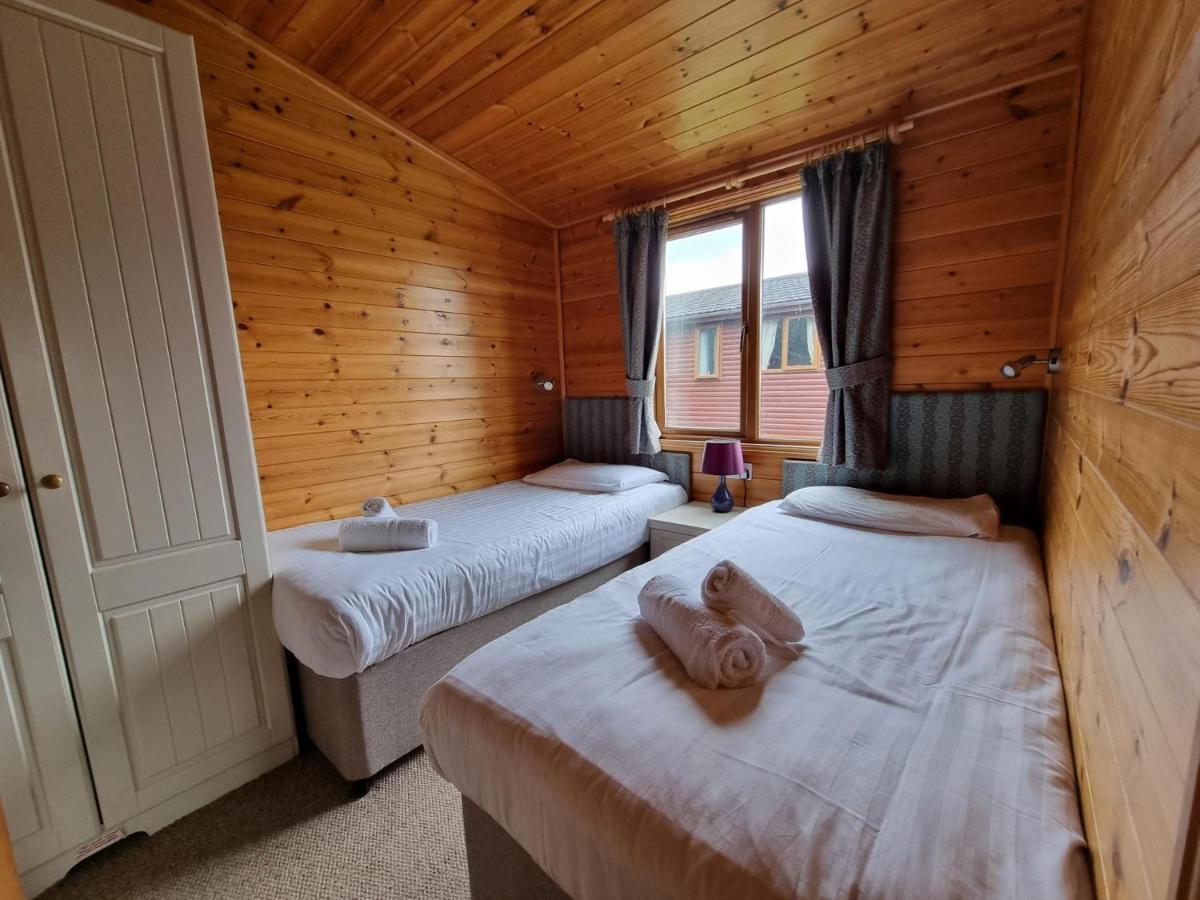 Beautiful Willow Lodge 67-4-6 Persons-Private Hot Tub-Pet Friendly-Tranquil Holiday Away From It All Yet Not Far To St Austell-The Holiday Home Has Two Bedrooms, Living & Dining Area, Equipped Kitchen -Decking-Al Fresco Dining-Fishing Lakes-Pet FrienGrampound エクステリア 写真