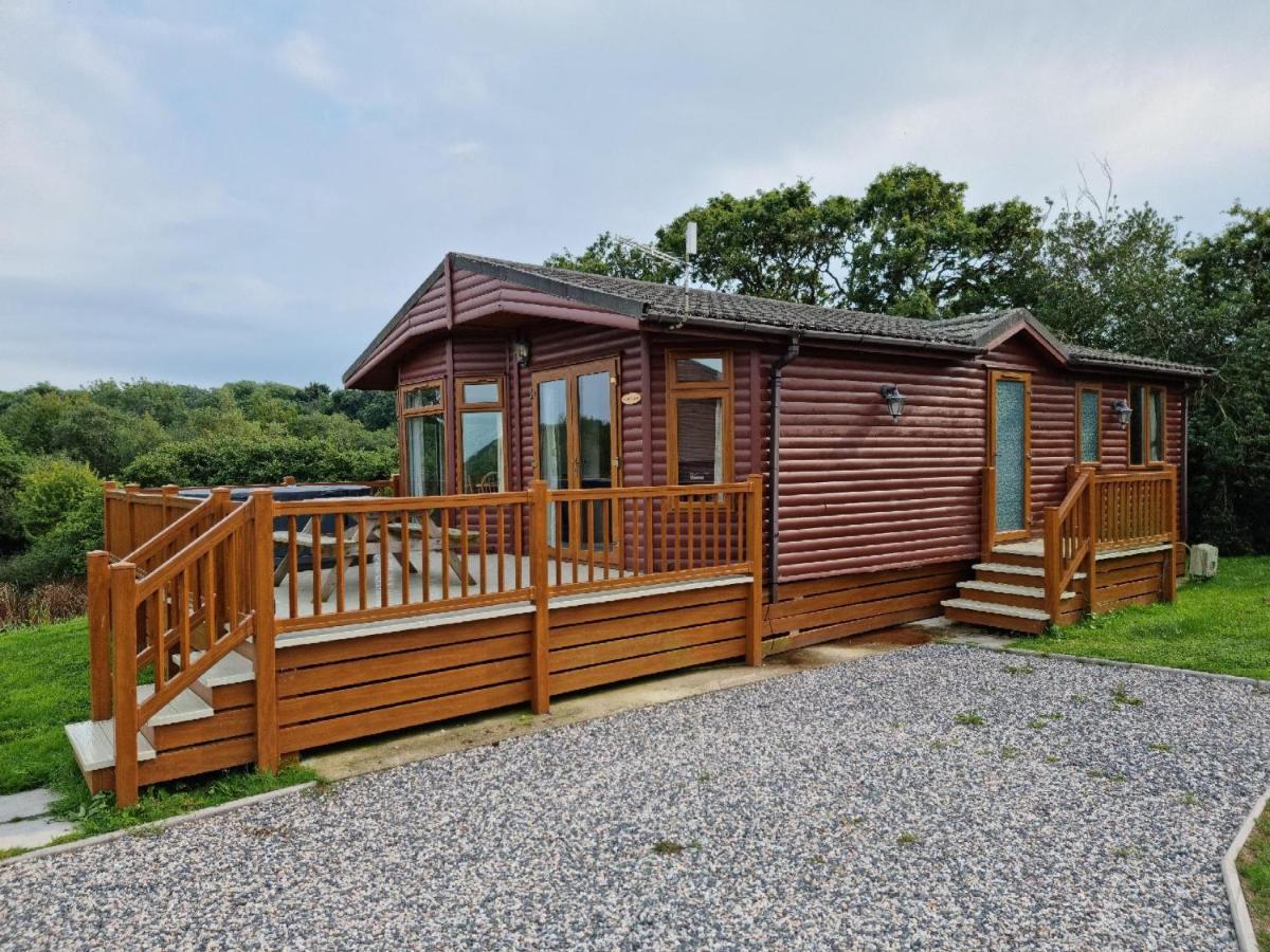 Beautiful Willow Lodge 67-4-6 Persons-Private Hot Tub-Pet Friendly-Tranquil Holiday Away From It All Yet Not Far To St Austell-The Holiday Home Has Two Bedrooms, Living & Dining Area, Equipped Kitchen -Decking-Al Fresco Dining-Fishing Lakes-Pet FrienGrampound エクステリア 写真