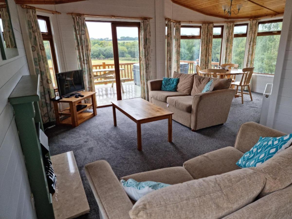 Beautiful Willow Lodge 67-4-6 Persons-Private Hot Tub-Pet Friendly-Tranquil Holiday Away From It All Yet Not Far To St Austell-The Holiday Home Has Two Bedrooms, Living & Dining Area, Equipped Kitchen -Decking-Al Fresco Dining-Fishing Lakes-Pet FrienGrampound エクステリア 写真