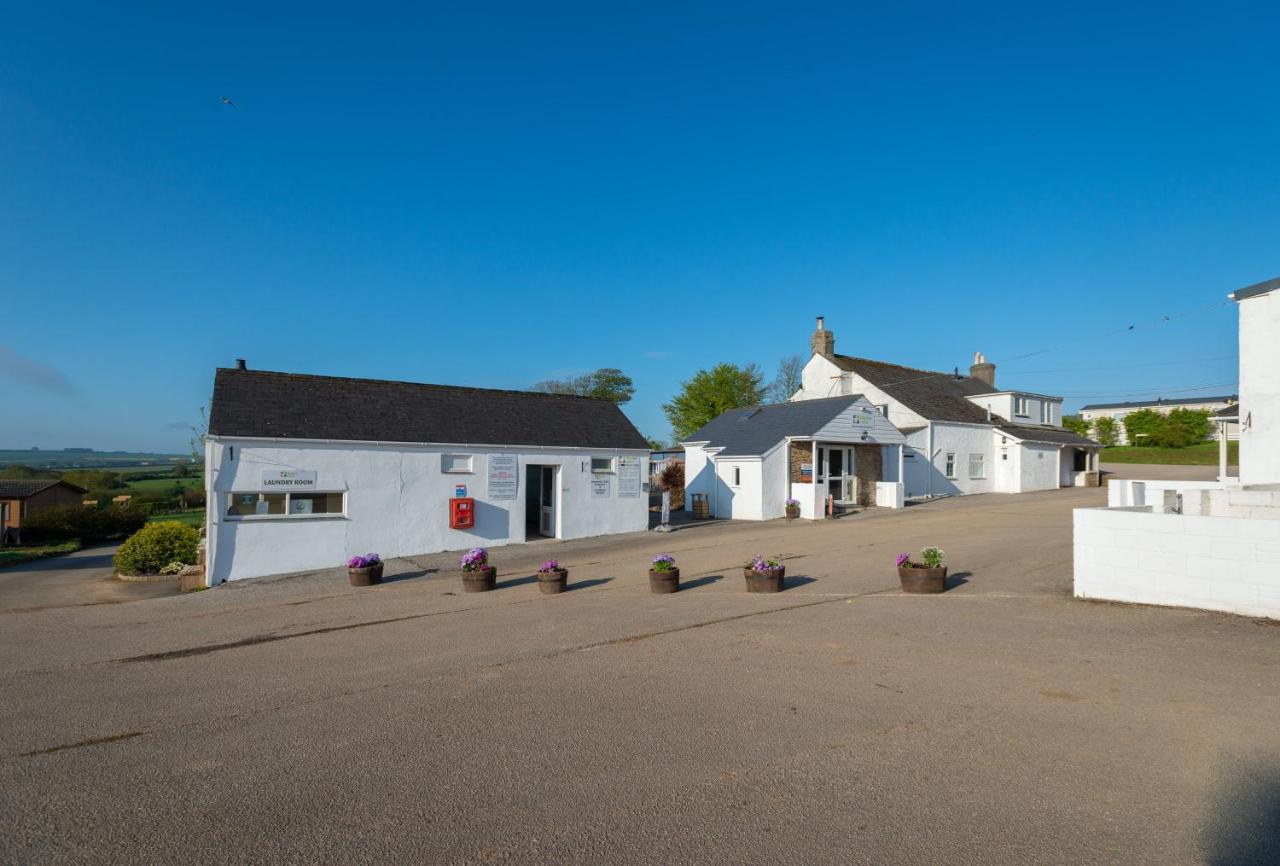 Beautiful Willow Lodge 67-4-6 Persons-Private Hot Tub-Pet Friendly-Tranquil Holiday Away From It All Yet Not Far To St Austell-The Holiday Home Has Two Bedrooms, Living & Dining Area, Equipped Kitchen -Decking-Al Fresco Dining-Fishing Lakes-Pet FrienGrampound エクステリア 写真