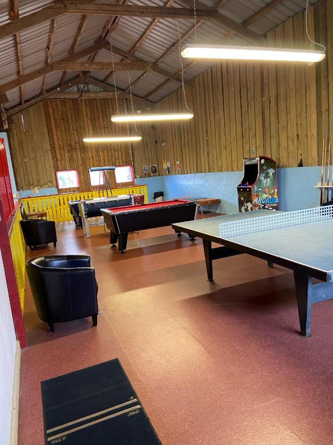 Beautiful Willow Lodge 67-4-6 Persons-Private Hot Tub-Pet Friendly-Tranquil Holiday Away From It All Yet Not Far To St Austell-The Holiday Home Has Two Bedrooms, Living & Dining Area, Equipped Kitchen -Decking-Al Fresco Dining-Fishing Lakes-Pet FrienGrampound エクステリア 写真