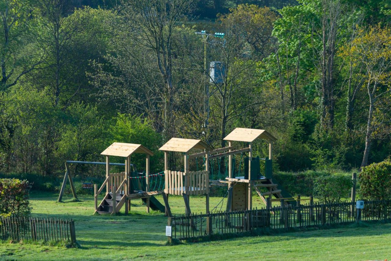 Beautiful Willow Lodge 67-4-6 Persons-Private Hot Tub-Pet Friendly-Tranquil Holiday Away From It All Yet Not Far To St Austell-The Holiday Home Has Two Bedrooms, Living & Dining Area, Equipped Kitchen -Decking-Al Fresco Dining-Fishing Lakes-Pet FrienGrampound エクステリア 写真