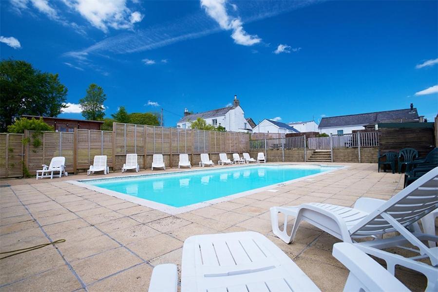 Beautiful Willow Lodge 67-4-6 Persons-Private Hot Tub-Pet Friendly-Tranquil Holiday Away From It All Yet Not Far To St Austell-The Holiday Home Has Two Bedrooms, Living & Dining Area, Equipped Kitchen -Decking-Al Fresco Dining-Fishing Lakes-Pet FrienGrampound エクステリア 写真