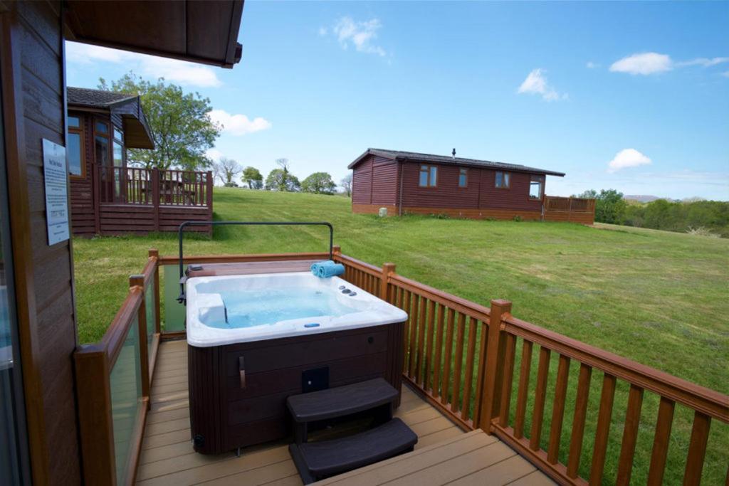 Beautiful Willow Lodge 67-4-6 Persons-Private Hot Tub-Pet Friendly-Tranquil Holiday Away From It All Yet Not Far To St Austell-The Holiday Home Has Two Bedrooms, Living & Dining Area, Equipped Kitchen -Decking-Al Fresco Dining-Fishing Lakes-Pet FrienGrampound エクステリア 写真