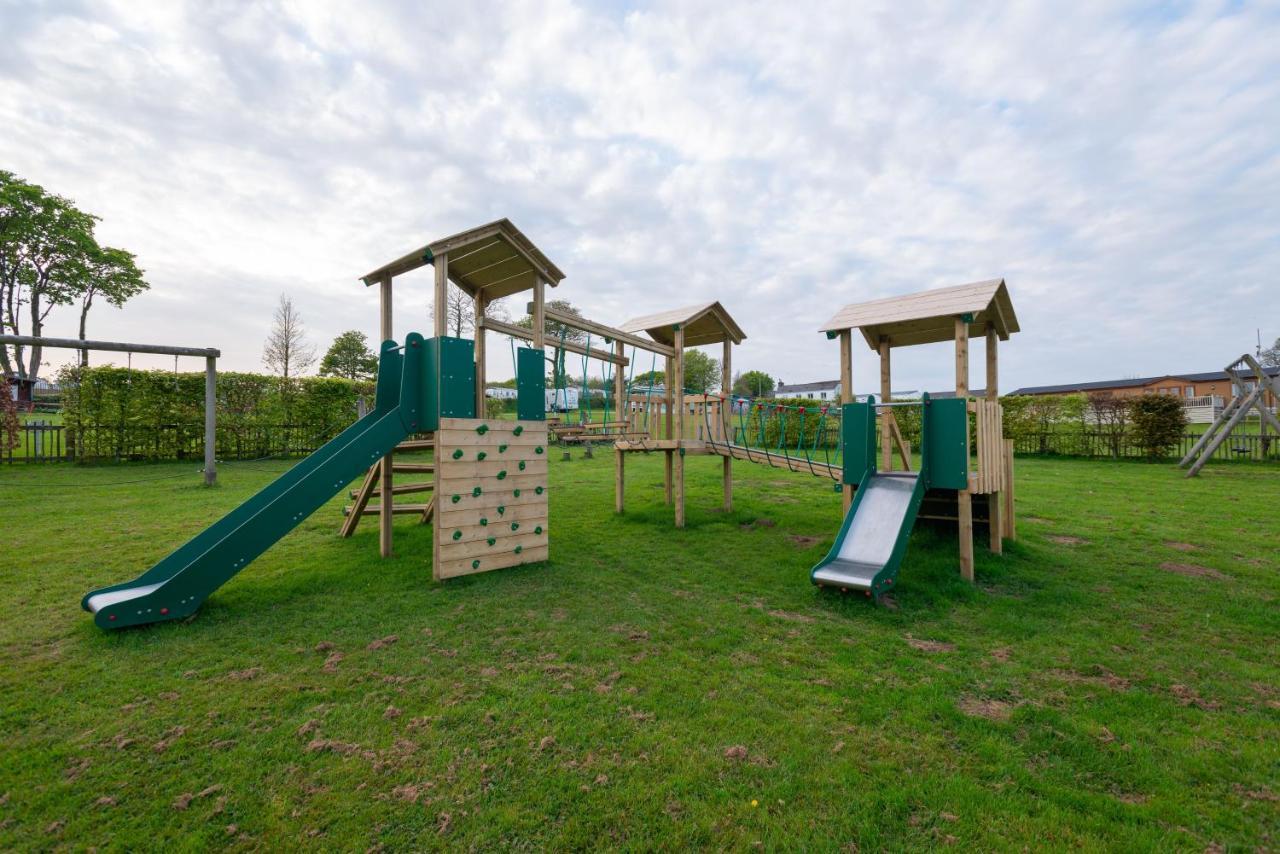 Beautiful Willow Lodge 67-4-6 Persons-Private Hot Tub-Pet Friendly-Tranquil Holiday Away From It All Yet Not Far To St Austell-The Holiday Home Has Two Bedrooms, Living & Dining Area, Equipped Kitchen -Decking-Al Fresco Dining-Fishing Lakes-Pet FrienGrampound エクステリア 写真
